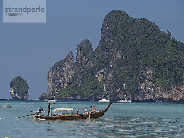 Touristen auf einem Longtailboot auf den Phi Phi Inseln  Andamanisches Meer  Thailand  Südostasien  Asien