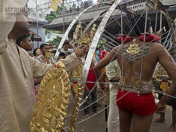 Devotee mit Körperpiercings  Thaipusam Hindu-Tamil Fest gefeiert in Little India  Singapur  Südostasien  Asien