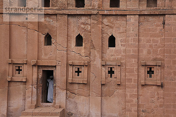 Orthodoxer christlicher Priester während der religiösen Feierlichkeiten in den alten in den Fels gehauenen Kirchen von Lalibela  UNESCO-Welterbe Sitre  Äthiopien  Afrika