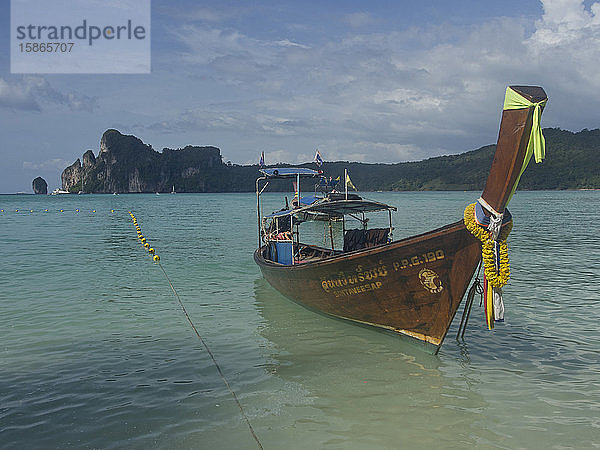Touristen auf einem Boot auf den Phi Phi Inseln  Andamanisches Meer  Thailand  Südostasien  Asien