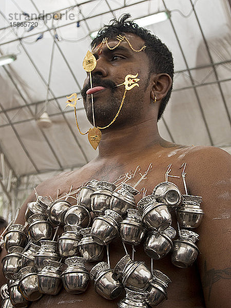 Devotee mit aufgespießtem Körper  Thaipusam  hinduistisch-tamilisches Fest in Little India  Singapur  Südostasien  Asien