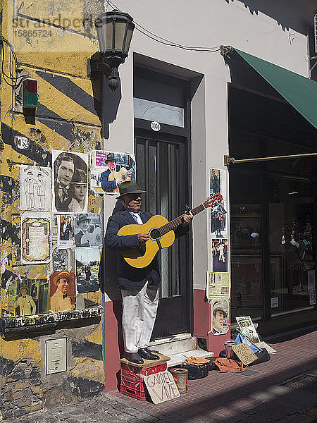 Tangomusiker in den Straßen des alten Viertels von San Telmo  Buenos Aires  Argentinien  Südamerika