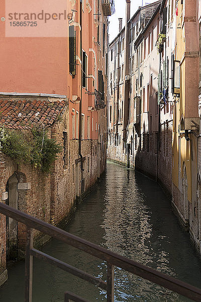Ein kleiner Kanal  Venedig  UNESCO-Weltkulturerbe  Venetien  Italien  Europa