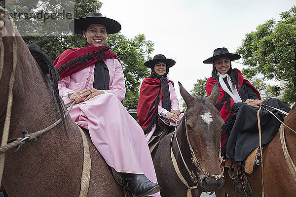 Frauen bei einer Parade von Gauchos in traditionellen Kostümen in Salta  Argentinien  Südamerika