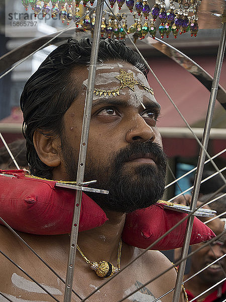 Devotee mit aufgespießtem Körper  Thaipusam  hinduistisch-tamilisches Fest in Little India  Singapur  Südostasien  Asien