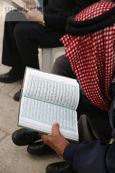 Palästinenser lesen den Koran vor der Al-Aqsa-Moschee  Jerusalem  Israel  Naher Osten