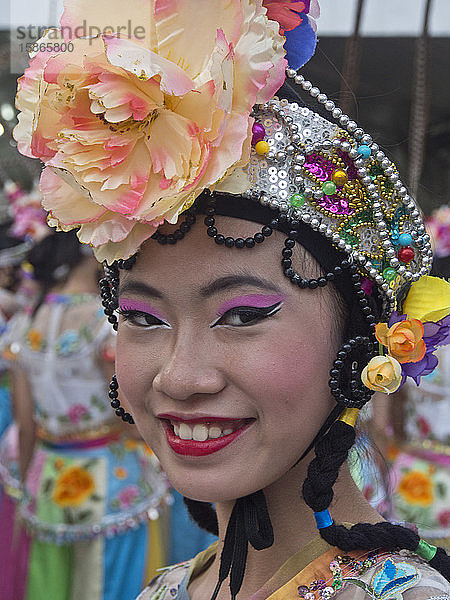Tänzer und Darsteller auf dem traditionellen jährlichen Chingay-Festival in Singapur  Südostasien  Asien