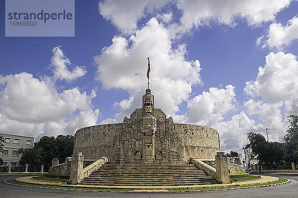 Heimatdenkmal des Bildhauers Romulo Rozo auf dem Paseo de Montejo in Merida  Yucatan  Mexiko  Nordamerika