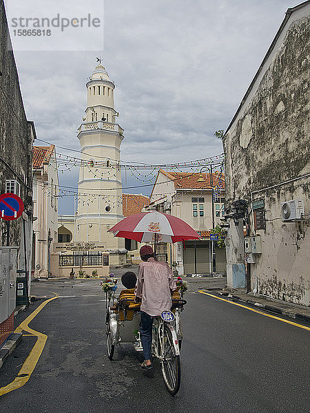 Touristen auf Fahrrädern in Penang  Malaysia  Südostasien  Asien