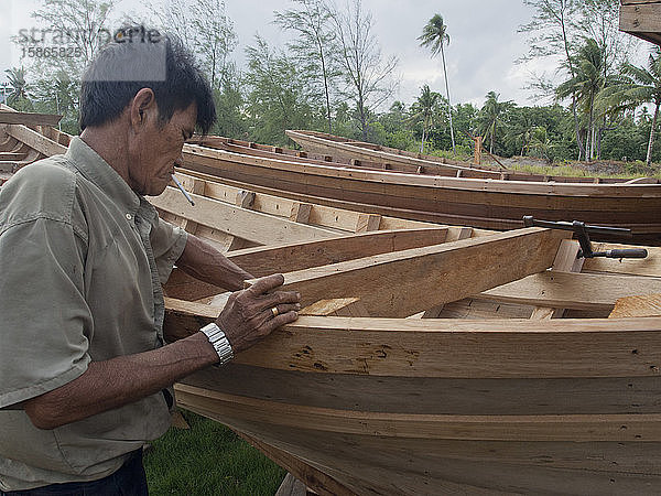 Handwerker beim Bau eines Fischerboots auf der Insel Bintan  Sumatra  Indonesien  Südostasien  Asien