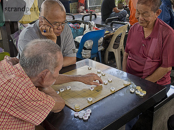 Ältere chinesische Männer spielen ein Brettspiel in Chinatown  Singapur  Südostasien  Asien