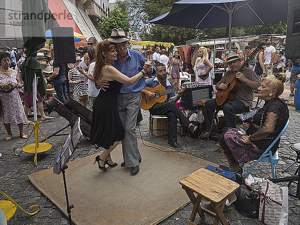 Tangotänzer und Musiker in den Straßen des alten Stadtteils San Telmo  Buenos Aires  Argentinien  Südamerika