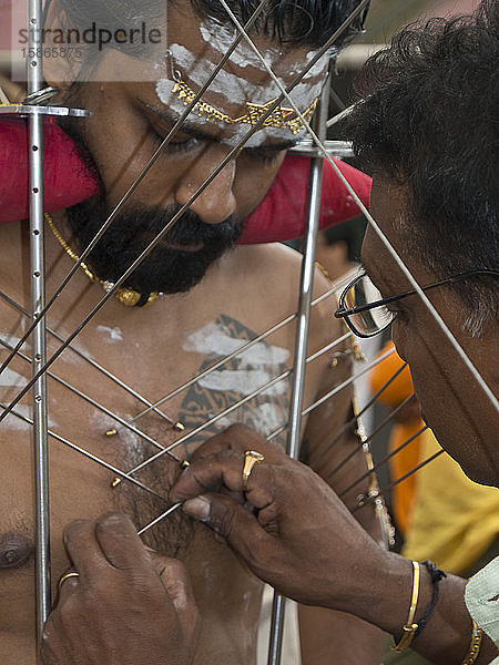 Devotee mit aufgespießtem Körper  Thaipusam  hinduistisch-tamilisches Fest in Little India  Singapur  Südostasien  Asien