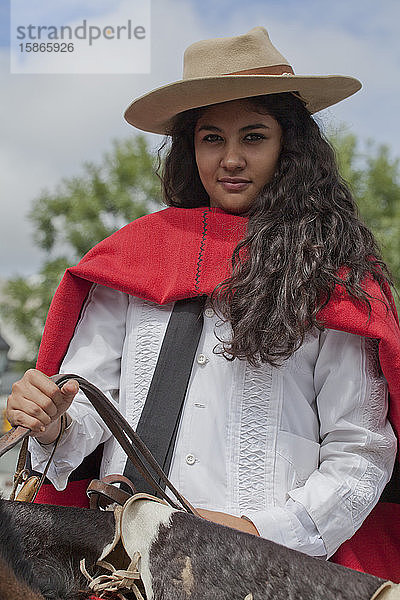 Frau bei einer Parade von Gauchos in traditionellen Kostümen in Salta  Argentinien  Südamerika