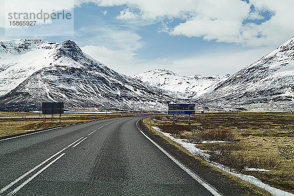 Gebirgslandschaft entlang der Südküste der Insel  Isländischer Roadtrip entlang der Route 1  die isländische Ringstraße  Island  Polarregionen