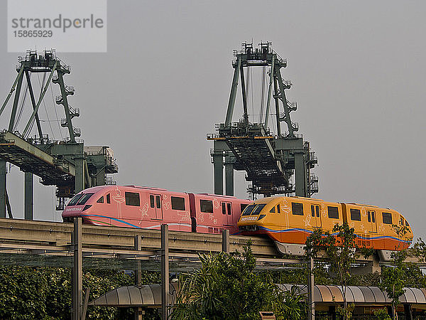 Monorail-Shuttle zur Insel Sentosa in Singapur  Südostasien  Asien