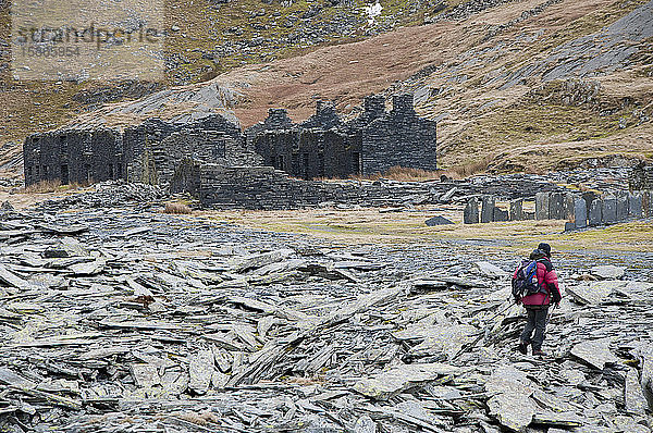Ein Wanderer geht durch die stillgelegten Schieferminen von Croesor  Croesor  Gwynedd  Snowdonia National Park  Wales  Vereinigtes Königreich  Europa