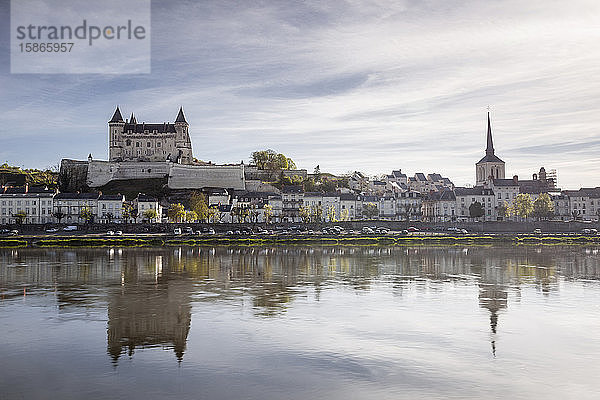 Blick über die Loire auf die Stadt Saumur und ihr Schloss  Maine-et-Loire  Frankreich  Europa