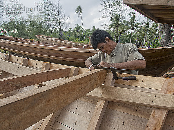 Handwerker beim Bau eines Fischerboots auf der Insel Bintan  Sumatra  Indonesien  Südostasien  Asien