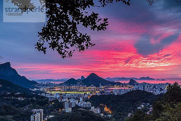 Sonnenuntergang über Rio De Janeiro und dem Zuckerhut; Rio de Janeiro  Rio de Janeiro  Brasilien