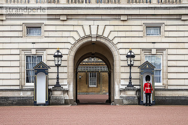 Palastwache auf ihrem Posten  Buckingham Palace; London  England