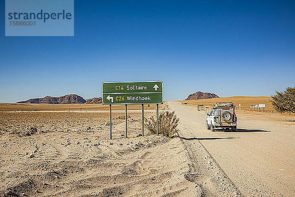 Straßenschild für Solitaire und Windhoek  Namib-Naukluft-Nationalpark; Namibia