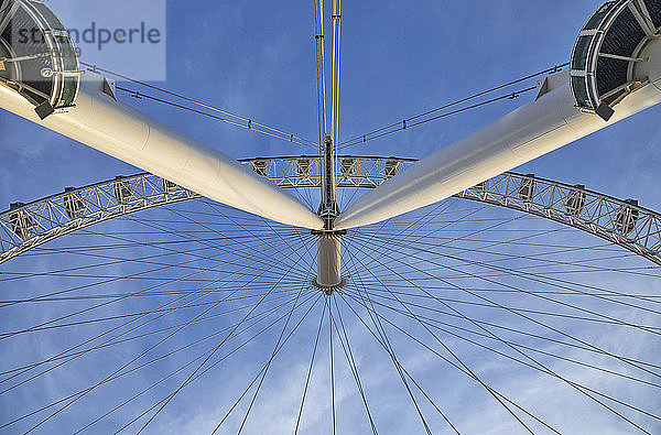 Blick von direkt unter den Kabeln und Gondeln des London Eye mit blauem Himmel im Hintergrund; London  England