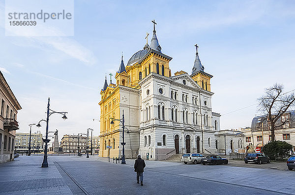 Älterer Mann geht auf einer ruhigen Straße in Richtung der Lodzer Kathedrale; Lodz  Woiwodschaft Lodz  Polen