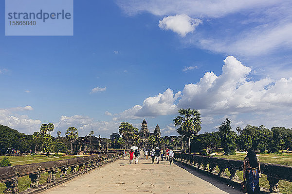 Touristen und Gläubige im Angkor Wat-Tempel; Siem Reap  Siem Reap  Kambodscha
