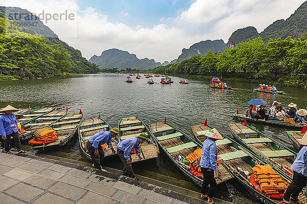 Boote mit Schwimmwesten und Reiseleitern stehen am Ufer des Roten Flusses  Rotes Flussdelta; Ninh Binh  Ninh Binh  Vietnam