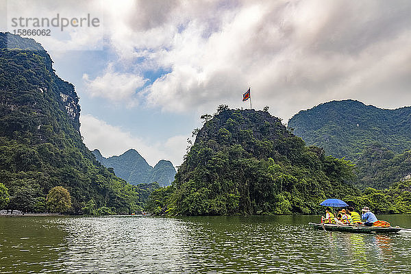 Bootstouren auf dem Roten Fluss entlang der Uferlinie mit Kalksteinfelsen; Ninh Binh  Ninh Binh  Vietnam