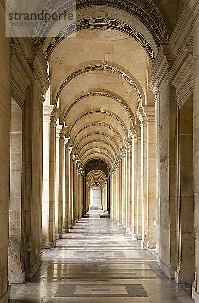 Korridor des Louvre-Museums; Paris  Frankreich