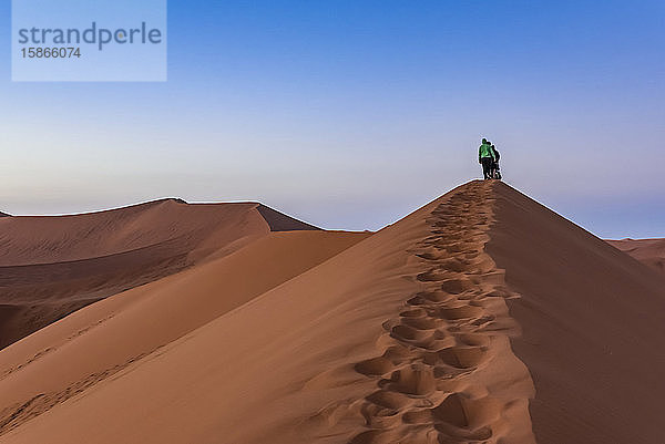 Touristen besteigen die Düne 45  Sossusvlei  Namib-Wüste; Namibia