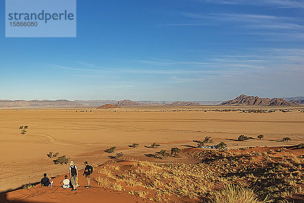 Touristen blicken von der Elim-Düne auf die Wüste  Sesriem  Namib-Wüste; Namibia