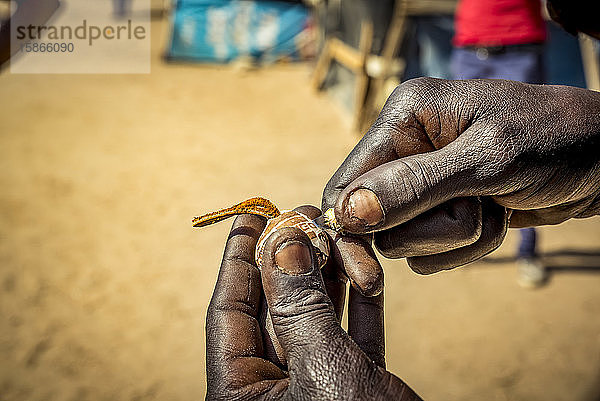 Männerhände bei der Herstellung eines Verkaufsartikels auf dem Okahandja Mbangura Woodcarvers Craft Market; Okahandja  Otjozondjupa Region  Namibia