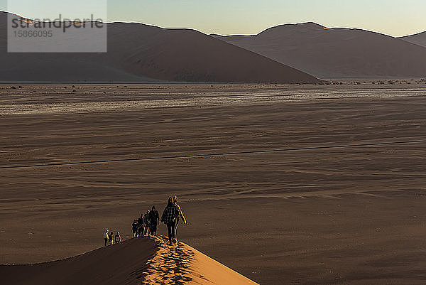 Touristen besteigen die Düne 45  Sossusvlei  Namib-Wüste; Namibia