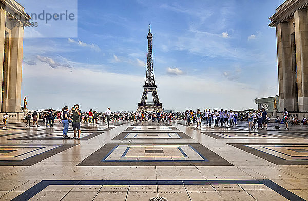 Touristen im Palais de Chaillot und ein Blick auf den Eiffelturm; Paris  Frankreich