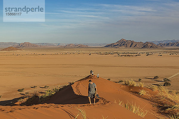 Touristen an der Elim-Düne  Sesriem  Namib-Wüste  Namib-Naukluft-Nationalpark; Namibia