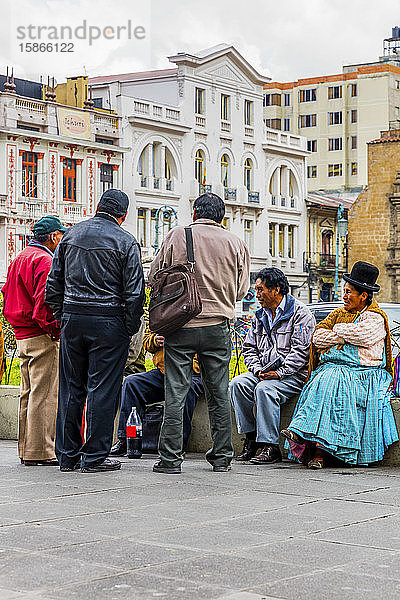 Treffen von Freunden auf der Straße; La Paz  Pedro Domingo Murilla  Boliva