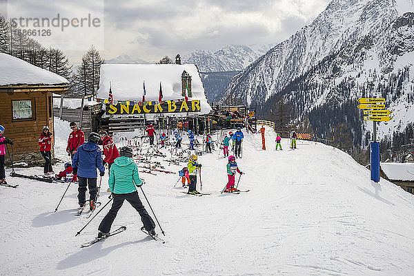 Skifahrer in einem Skigebiet  italienische Seite des Mont Blanc; Courmayeur  Aosta-Tal  Italien