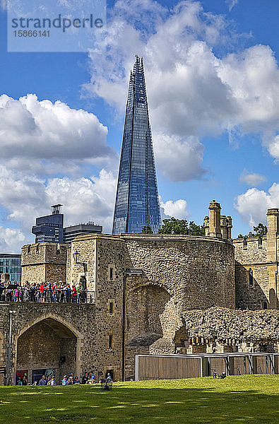 Touristen am Tower of London mit dem kommerziellen Wolkenkratzer Shard im Hintergrund; London  England