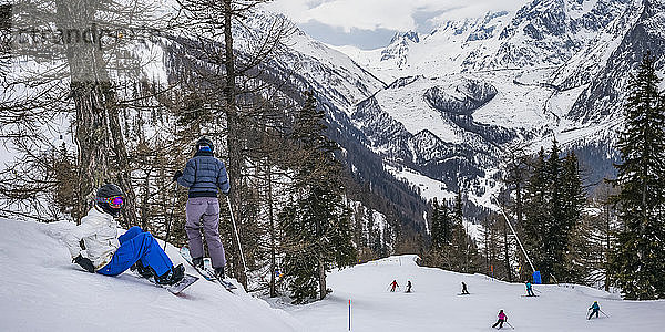 Skifahrer in einem Skigebiet  italienische Seite des Mont Blanc; Courmayeur  Aosta-Tal  Italien