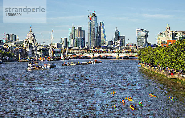 Boote auf der Themse mit Wolkenkratzern und Wahrzeichen; London  England