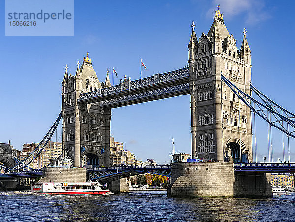 Tower Bridge und Ausflugsboot auf der Themse; London  England