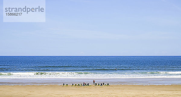 Menschen  die am Strand mit Surfbrettern und zwei Lehrern eine Surfstunde an Land nehmen; South Shields  Tyne and Wear  England