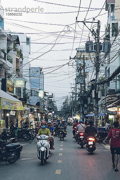 Belebte Straße mit Motorrädern und Fußgängern; Ho Chi Minh Stadt  Vietnam