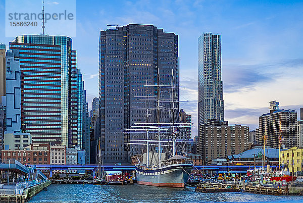 Boote im Hafen und Wolkenkratzer in Manhattan; New York City  New York  Vereinigte Staaten von Amerika