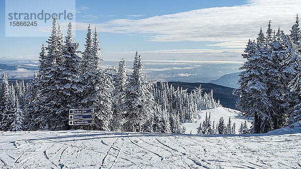 Schild für drei Skipisten im Sun Peaks Resort in den Rocky Mountains; Sun Peaks  British Columbia  Kanada