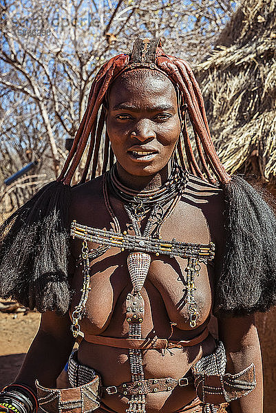 Himba-Frau trägt Schmuck  Himba-Dorf; Kamanjab  Namibia