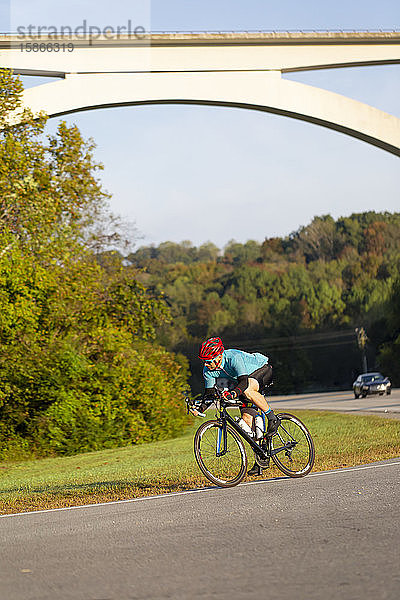 Radfahrer in der Nähe der Trace Nachez Bridge; Franklin  Tennessee  Vereinigte Staaten von Amerika